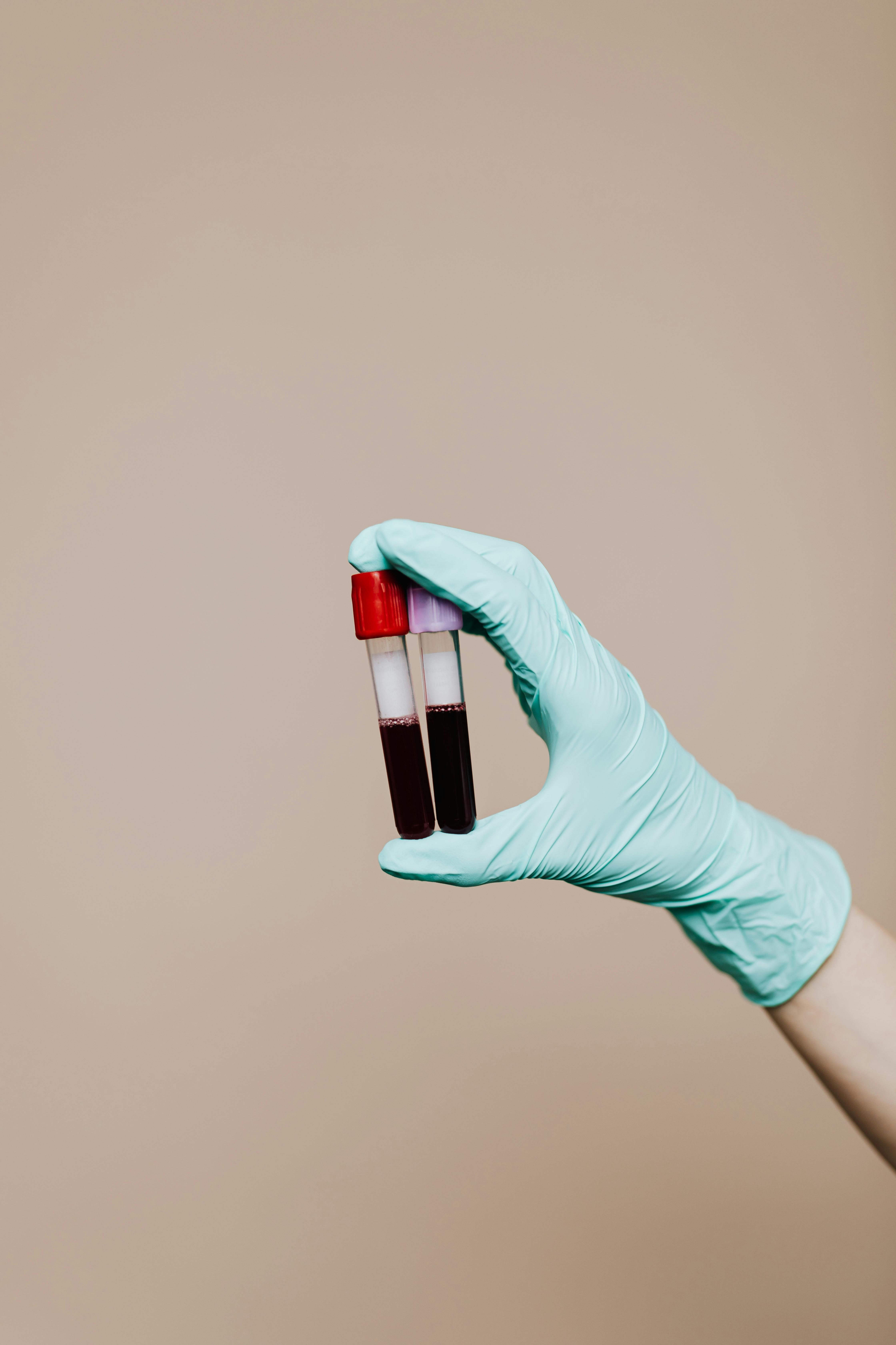 Holding a sealed blood unit